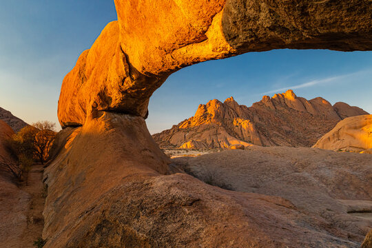 The Arch an der Spitzkoppe oder auch das Matterhorn Namibias genannt, Erongogebirge in Namibia, Touristenattraktion und Wanderm&ouml;glichkeiten
