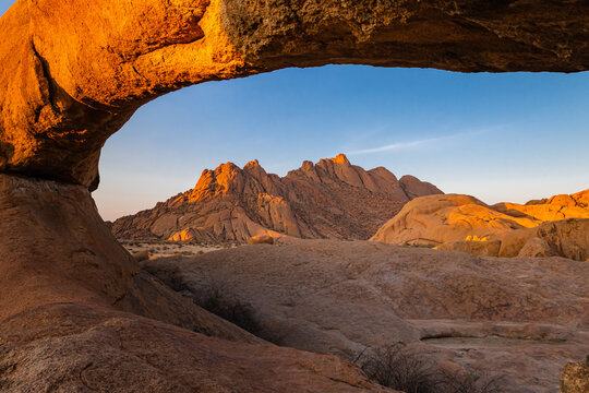 The Arch an der Spitzkoppe bei Sonnenuntergang oder auch das Matterhorn Namibias genannt, Erongogebirge in Namibia, Touristenattraktion und Wanderm&ouml;glichkeiten