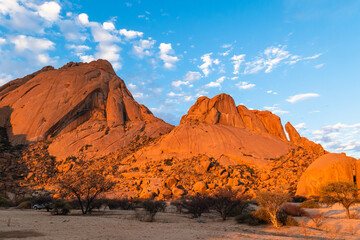 Naklejka premium Der Inselberg Spitzkoppe oder auch das Matterhorn Namibias genannt bei Sonnenuntergang, Erongogebirge in Namibia, Touristenattraktion und Wandermöglichkeiten