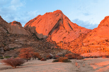 Der Inselberg Spitzkoppe oder auch das Matterhorn Namibias genannt bei Sonnenuntergang, Erongogebirge in Namibia, Touristenattraktion und Wanderm&ouml;glichkeiten