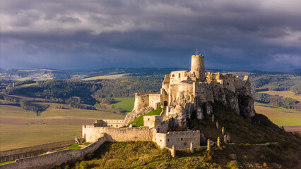 Obraz premium Aerial Drone Photography of Spis Castle: Slovakia's Majestic Medieval Stronghold