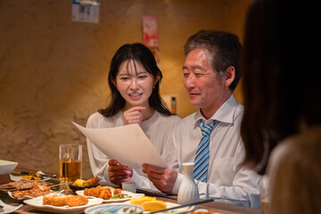 若い女性と二人でお酒を飲む男性