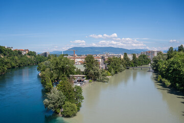 Fototapeta premium la jonction du RÔHNE- lac à Genève, (gauche) et de l'arve-alpes (droite) 