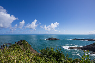 日向岬展望台から見える絶景海岸の青い空と青い海