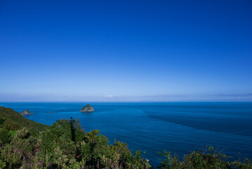 青い海青い空 緑深い岬の絶景