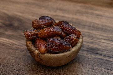 Izolowane naturalne daktyle suszone, bez pestki