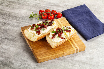 Bruschetta with strachatella and dry tomato