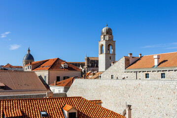 Fototapeta premium panoramic view of old town Dubrovnik, Croatia, showing terracotta rooftops, ancient architecture, the Mediterranean Sea, and ancient fortifications. Dalmatian coast. 