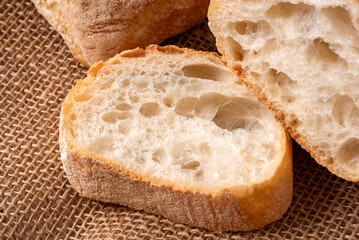 Fette di pane fresco italiano tipo ciabatta 