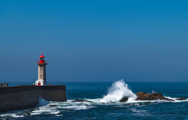 El Faro de Felgueiras, es un faro de la costa atlántica portuguesa, situado en un espigón de la orilla del río Duero, en el punto en que el río se encuentra con el océano. Oporto   © PacoGranadosPhoto