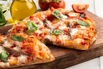 Pizza alla pala con acciughe, pizza romana, cibo italiano 