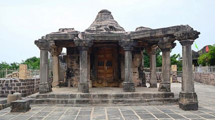 Obraz premium Front view of Old Parshwanath Temple, a 14th-century ruined monument, Miyani, Porbandar, Gujarat, India.