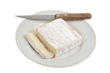 Fromage Vieux Pané coupé dans une assiette avec un couteau en gros plan sur fond blanc