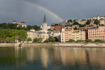 arc-en-ciel sur la colline de Fourvière et l'église Saint Georges à Lyon en bord de Saône