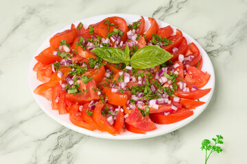 assiettes de tomates découpé avec assaisonnement 