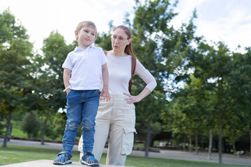 Obraz premium A woman and a child are standing in a park