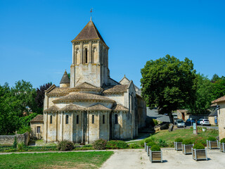 Naklejka premium Église romane de Saint Hilaire de Melle et chemin attenant