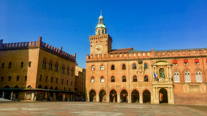 Obraz premium Historic medieval architecture in Bologna, Italy, showcasing iconic Renaissance buildings under a bright blue sky, ideal for tourism themes