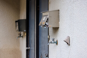 空き家のチラシで一杯になった郵便受け