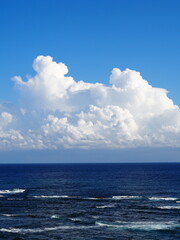 海に浮かぶ雲