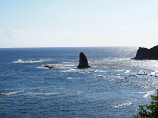 海からそびえる岩