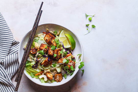 Crispy tofu salad with cashews and sprouts.