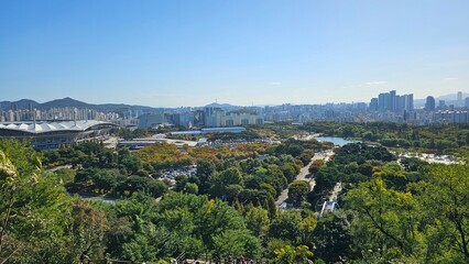 가을 화창한 낮에 서울 월드컵공원에서 내려다본 서울의 도시와 교량, 한강 풍경 