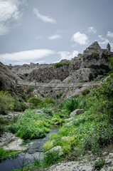 Matera è una città situata su un affioramento roccioso in Basilicata, nell'Italia Meridionale. Include l'area dei Sassi, un complesso di Case Grotta scavate nella montagna.