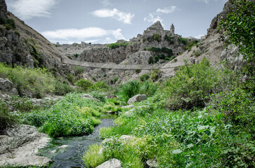 Matera è una città situata su un affioramento roccioso in Basilicata, nell'Italia Meridionale. Include l'area dei Sassi, un complesso di Case Grotta scavate nella montagna.