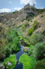 Matera è una città situata su un affioramento roccioso in Basilicata, nell'Italia Meridionale. Include l'area dei Sassi, un complesso di Case Grotta scavate nella montagna.