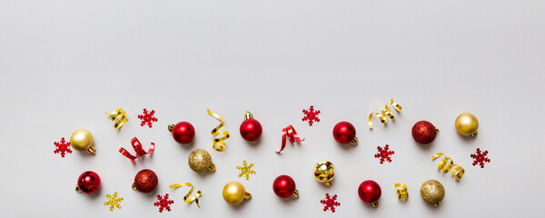 Christmas composition. a pattern of christmas balls on colored background. Flat lay, top view New year decor