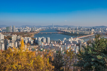 Obraz premium Seoul South Korea city skyline at Han River view from Maebong Mountain Park in autumn