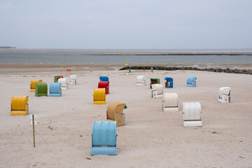 Farbige Strandkörbe am Sandstrand, Nordsee, Utersum, Föhr, Nordsee-Insel, Nordfriesland,...