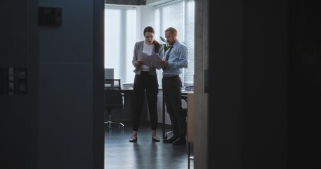 Excited senior boss walks into office room to colleagues. Happy team leader and company employees rejoice, celebrate successful business deal, investment strategy for e-commerce startup. Full Shot.