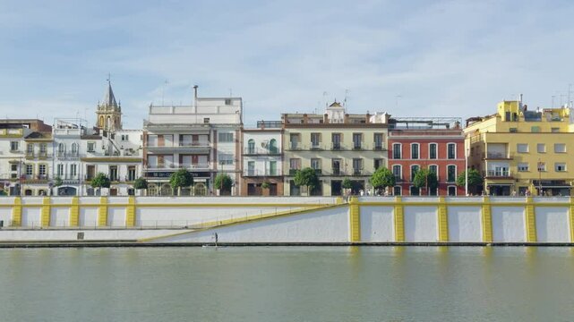 vista de las fachadas de los edificios de la calle Betis de Triana, con el rio Guadalquivir de por medio, en la ciudad de Sevilla