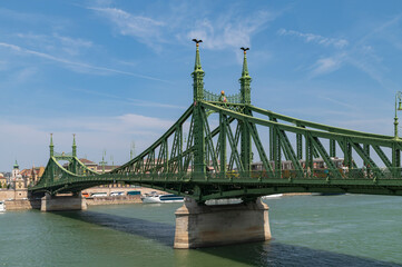 El Puente de la Libertad cruza el río Danubio conectando las dos orillas, Buda y Pest, en la capital húngara.