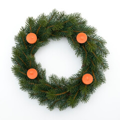 Künstlicher Adventskranz mit angezündeten orangenen Kerzen