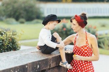 Naklejka premium Stylish mother and child in park