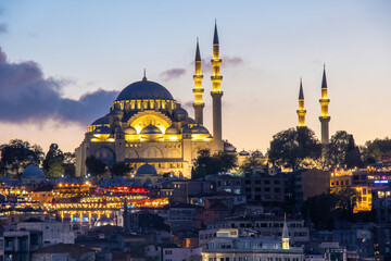 Fototapeta premium Suleymaniye Mosque in Istanbul, Turkey illuminated by lights during dusk.