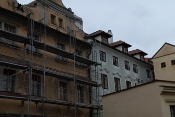 Fototapeta premium Scaffolding contrasts with historical urban architecture, emphasizing significant renovation efforts