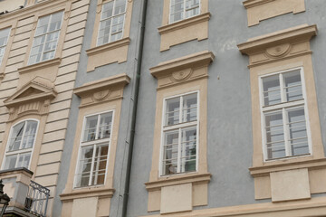 Fototapeta premium A beautifully designed building facade that showcases an impressive classic architectural style and elegance