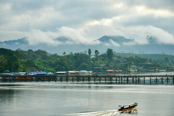 Naklejka premium Beautiful scenery of Mon Bridge in the morning Famous tourist attractions in Kanchanaburi Province, Thailand