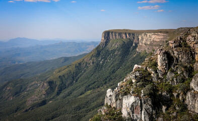 Naklejka premium Breathtaking view of Tundawala cliffs in Angola showcasing lush green valleys and rugged mountain terrain in daylight