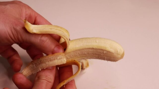 descascando banana