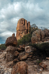 Roca emergiendo en paisaje de montañas rocosas en Parque Nacional Sierra de Órganos, México. 
