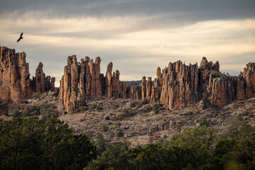 Paisaje de monta&ntilde;as y formaciones rocosas erosionadas, en Parque Nacional Sierra de &Oacute;rganos, M&eacute;xico.