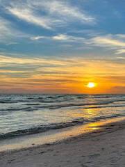 Obraz premium orange sunset on the beach