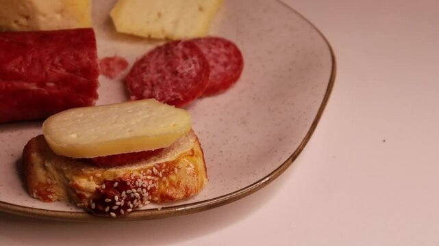 p&atilde;o com queijo e salame 