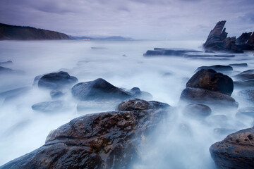 Amanecer en larga exposición de la playa de Azkorri, Getxo