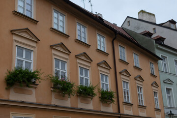 Obraz premium A picturesque view of a historic building's facade adorned with window boxes and classic architecture.